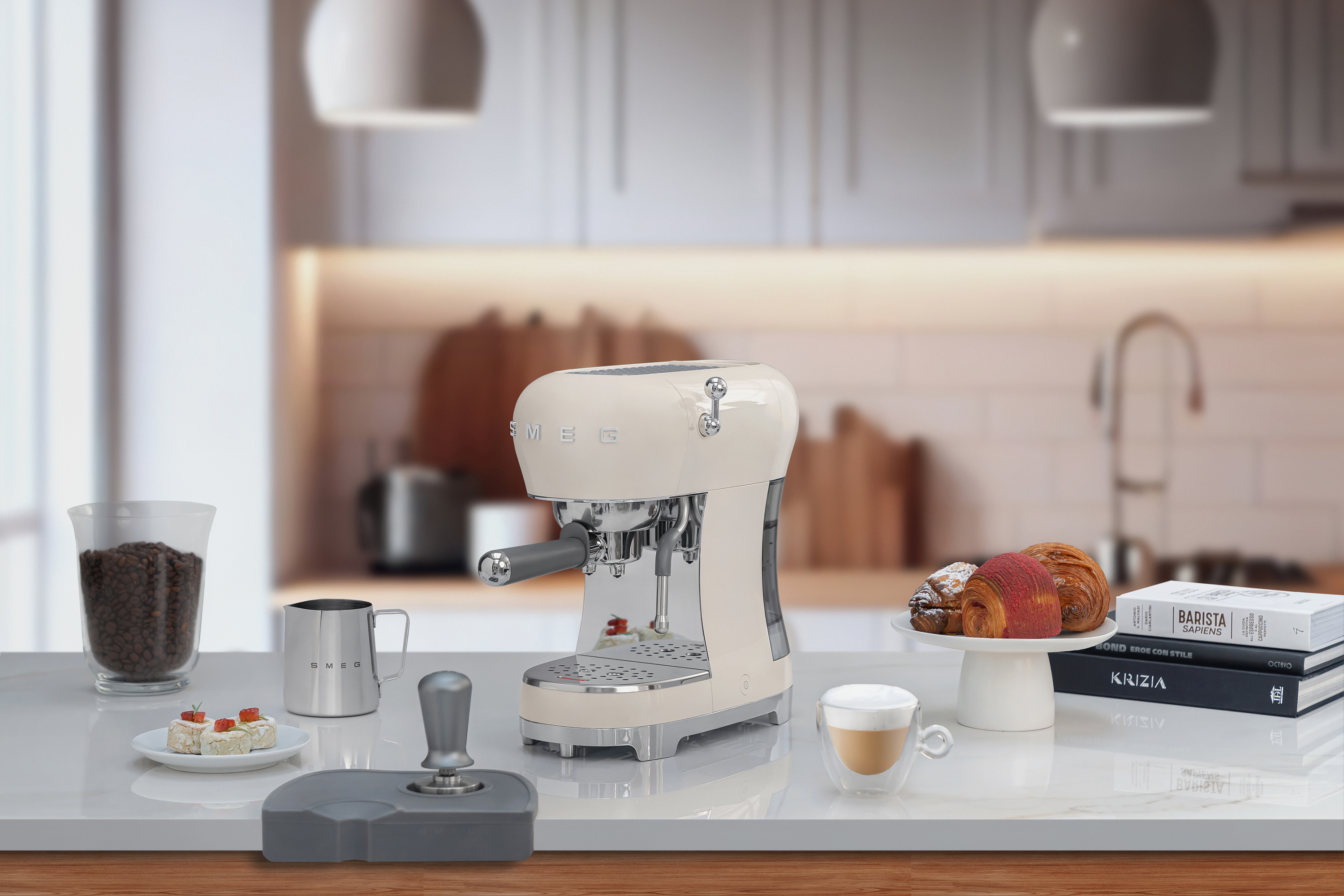 картинка Кофеварка Smeg ECF02CREU 
