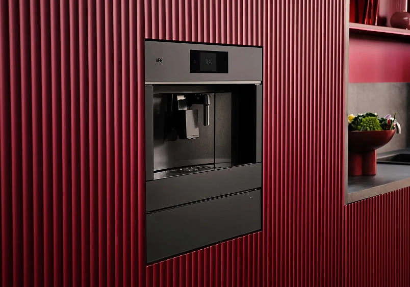 картинка Кофемашина встраиваемая Aeg TC8NK7T черный 