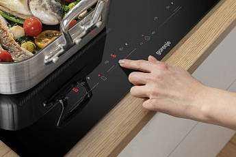 картинка Индукционная варочная панель Gorenje GI6442BSCE 